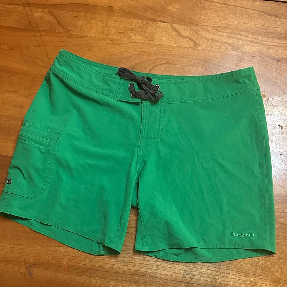 Patagonia Women's Vibrant Green Hiking Shorts side pocket size 8